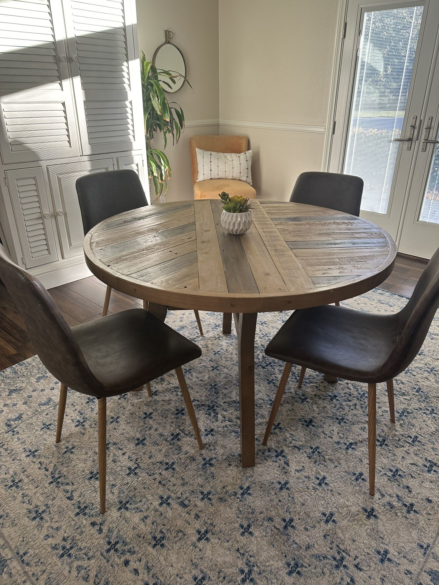 Round Scandinavian designs Table & Chairs 