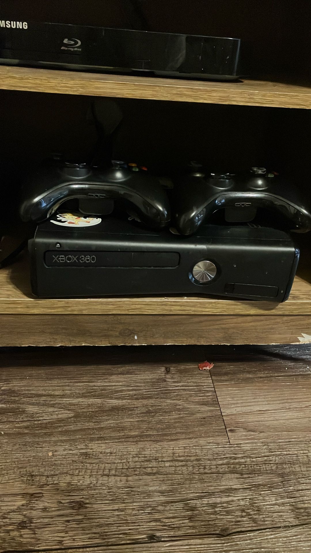 Xbox 360 , 2 Controllers , 9 Games
