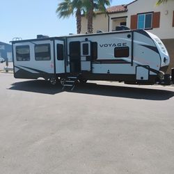 2020 Winnebago voyage 3235rl