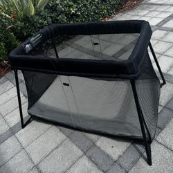 Babybjorn Travel Crib in Black Mesh Includes Travel bag and two fitted sheets Like new condition