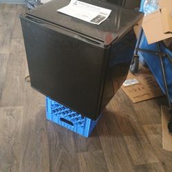 Mini Fridge Like New !!!!!! 