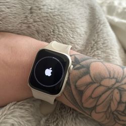 Apple Watch Series 8 – 41mm – Starlight (GPS) – PRICED TO SELL 