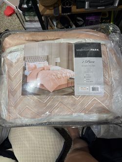 BRAND NEW QUEEN COMFORTER 7PC