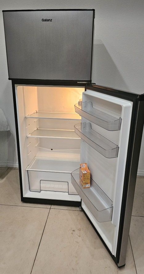 Galanz 7.6 Cu Ft Medium Size /Apartment Refrigerator