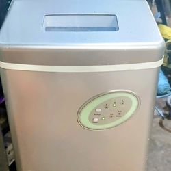 TABLE TOP ICE MAKER. 