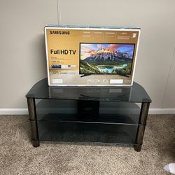 Brand New 32in Samsung  Smart TV With Stand 