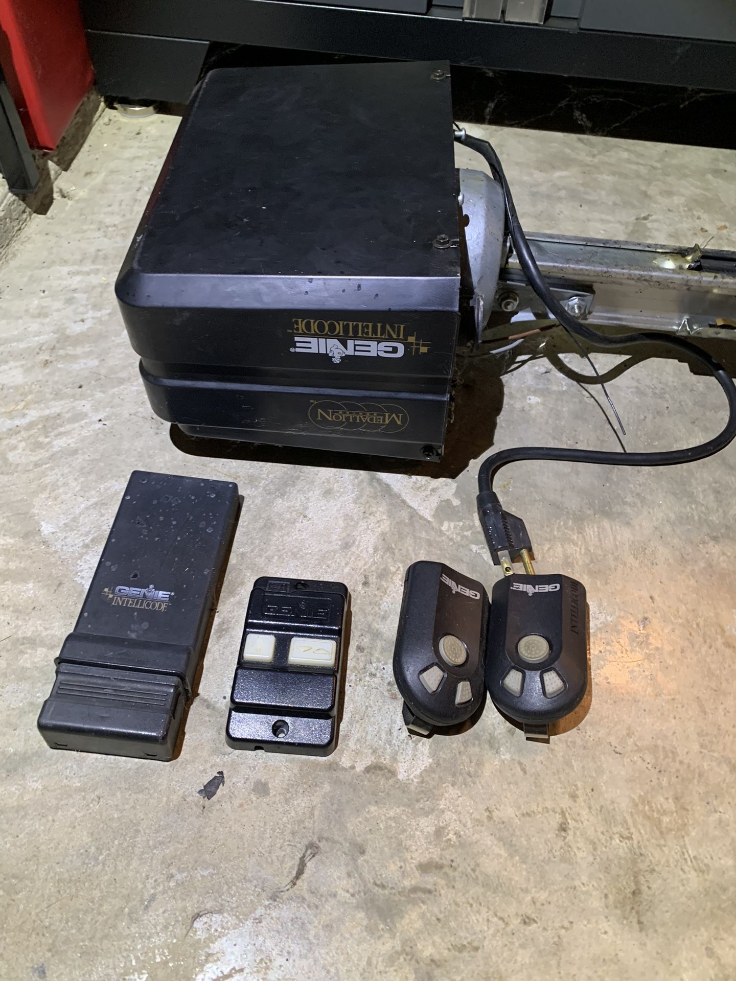 Genie Intellicode Screw Drive Door Opener for Sale in Haltom City, TX