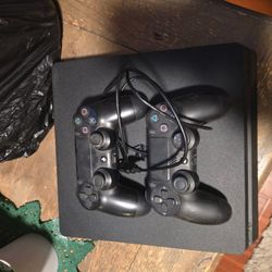 Ps4 With 2 Controllers And GAMES