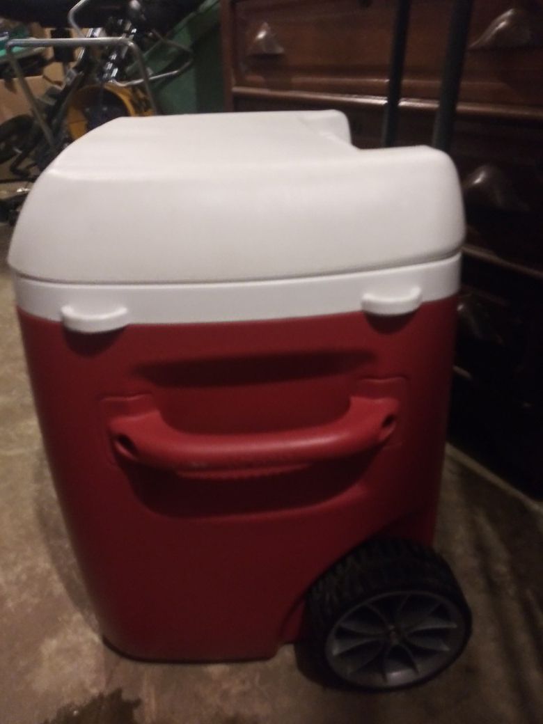 Super Cool Igloo Cooler with Rims! EXCELLENT CONDITION