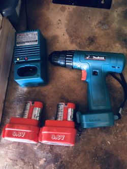 Makita Drill with 2x 9.6V Batteries and Charger
