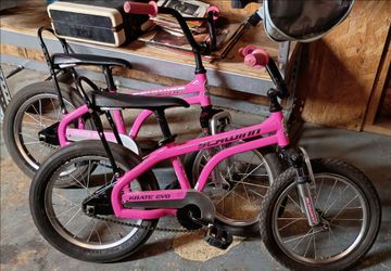 Pair of Kids schwinn krate evo bicycles