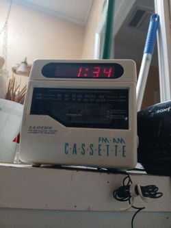 Lloyd's FM/AM Clock Radio Cassette Player