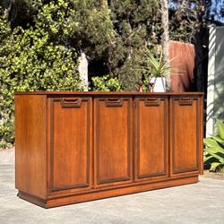 Mid Century Modern Walnut Credenza / Sideboard / TV Stand – Vintage 1960s MCM Storage Cabinet (FREE DELIVERY 🚚)