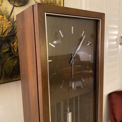 This Mid Century clock keeps perfect time, has a very soft appealing chime and well maintained 🕰️ 