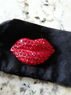 Necklace charm crystal rhinestone lips