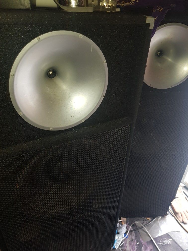 2 ,4ft Tall Dj Speakers 2 15 Inch In Each One