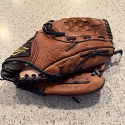 Glovesmith Field Commander Series: F1175 New softer, game-ready cowhide leather makes the Field Commander series gloves as close to game-ready when yo