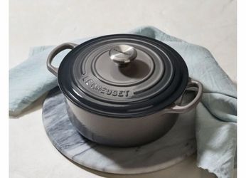 Le Creuset Signature Round Dutch Oven 5.5 qt.