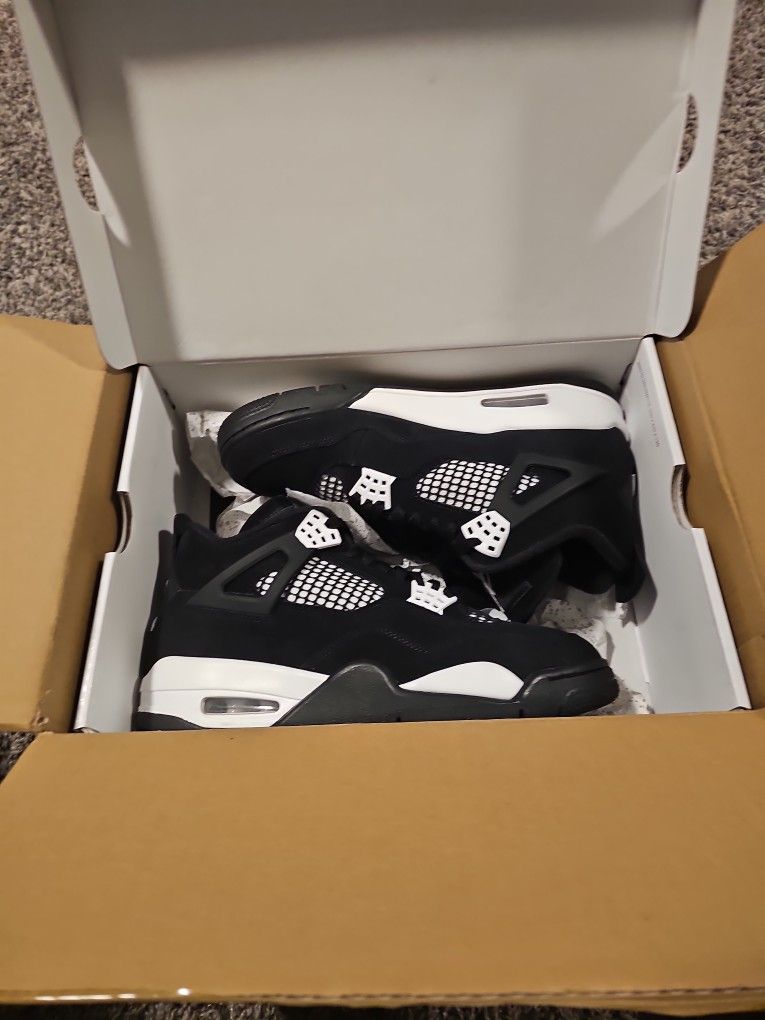 Jordan 4s "White Thunders " Size 9 Brand New 