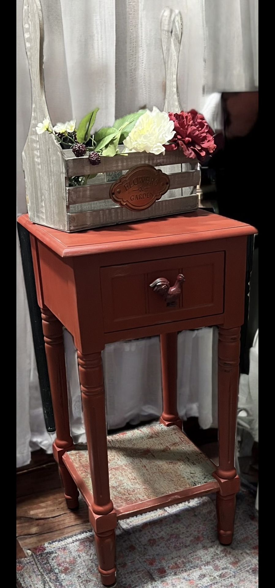 Side Table/Accent Table Refurbished Like New