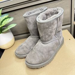 UGG Women’s Classic Short Boots Size (5)