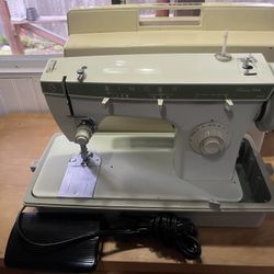 Singer Fashion Master 252 Sewing Machine.
