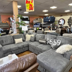 Gorgeous‼️XL sectional Sofa with pull-out bed & storage