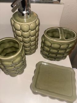 bathroom accessories + mat