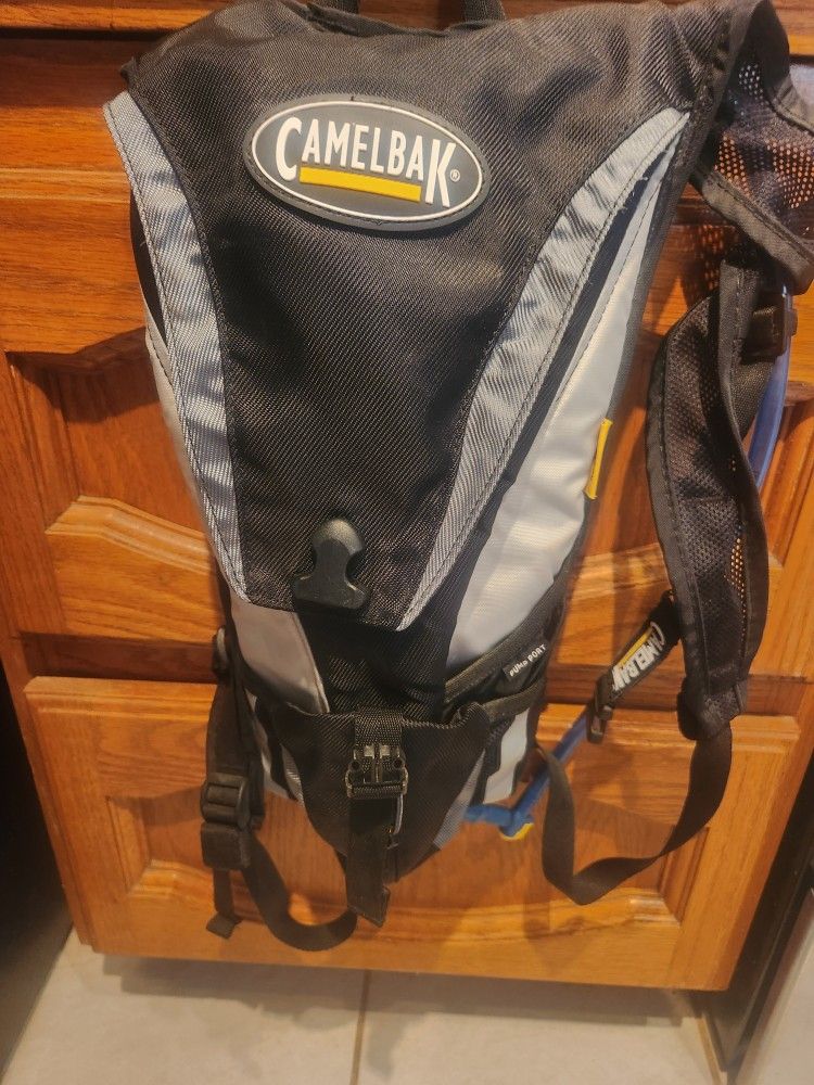 Camelbak Rogue Black & Grey with 1.5 Liter Hydration Pack