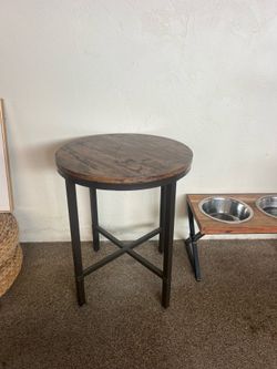 Modern Round Accent Table – Wood & Black Metal – Excellent Condition