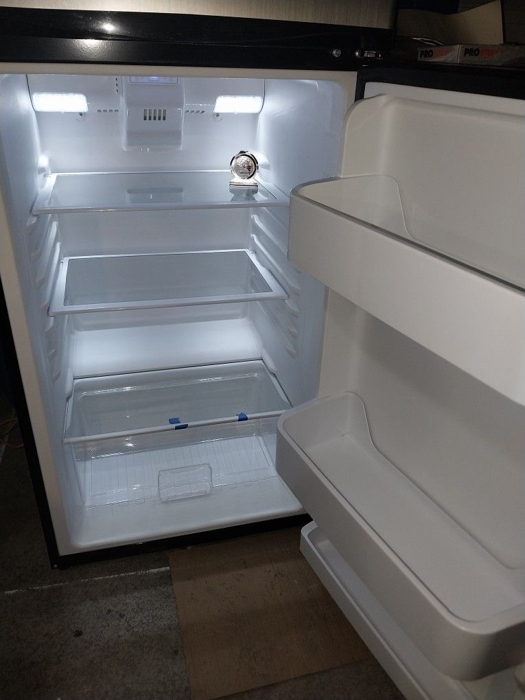 REFRIGERATOR/ FREEZER BY DANBY