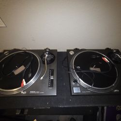 Pair Technics 1210 SL-1210MK2 Turntables