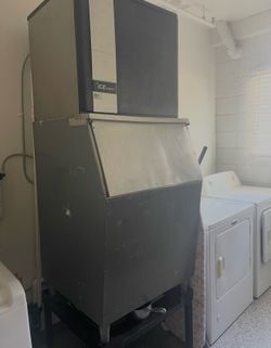 Commercial ice machine
