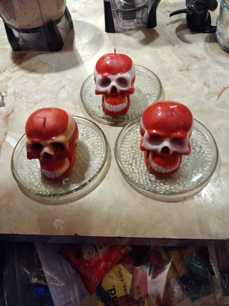 Homemade Scented Holiday Skull Candles