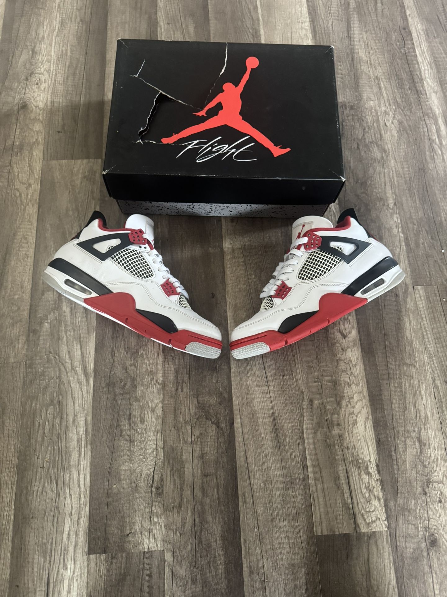 Air Jordan 4 Retro “Fire Red” Size 9 VNDS