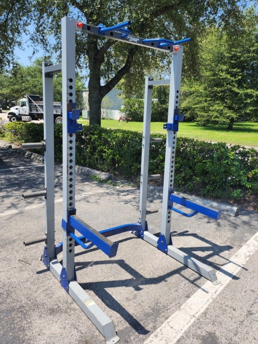 Fitness gear pro hr 600 squat rack with weight rack on side set of spotters & Adjustab pull up bar.