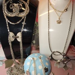  #1552 GORGEOUS  LOT  VINTAGE  COLLECTION , GREAT CONDITION. 
