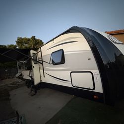 2016 five Forest River 27 foot everything works needs a stereo