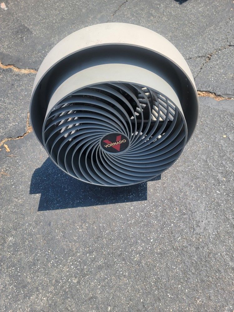 VORNADO ELECTRIC FAN LIKE NEW 13IN