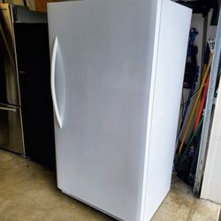  Frigidaire Frost-free freezer (Delivery Available)