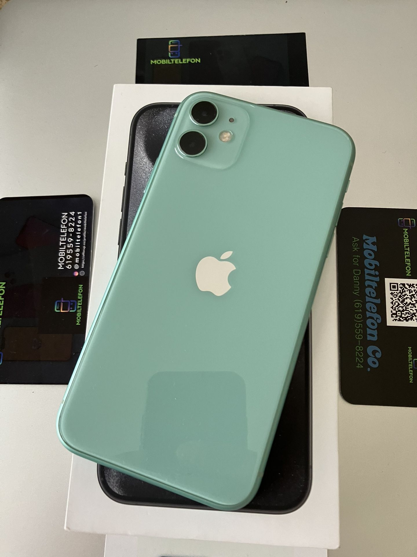 Iphone 11 64GB ANY CARRIER UNLOCKED GREEN