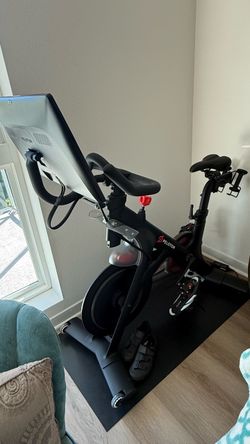 Peloton Bike, original model, with PLTN-RB1VO monitor/tablet. Comes with the mat, shoes and weights