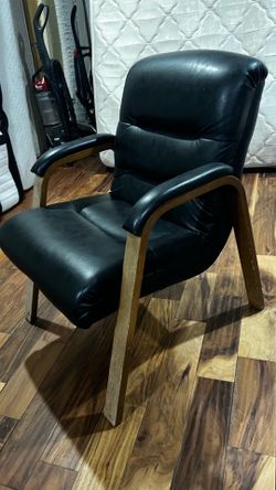 Luxury black leather padded chair