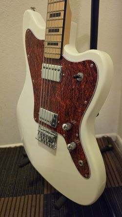 Firefly Baritone Guitar – 27" Scale – Pristine Condition – White