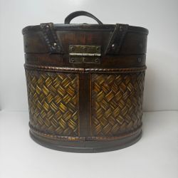 VINTAGE BROWN LEATHER & WOOD OVAL BOX WITH BUCKLE LEATHER STRAP HANDBAG,  STORAGE VERY NICE GENTLY USED CONDITION. LEATHER IS IN VERY NICE CONDITION. 