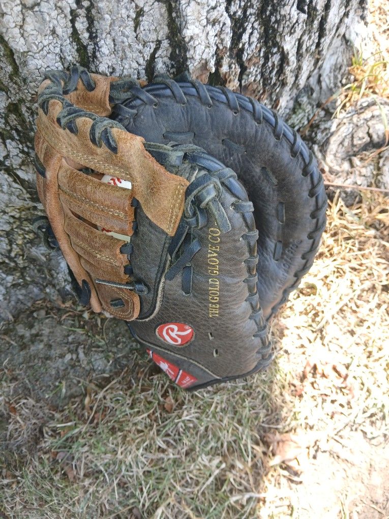 Rawlings "YOUTH" FIRST BASEMENS" GLOVE. LOCATED IN GLENDORA PRICE IS "FIRM"