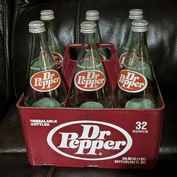 Vintage Plastic Dr. Pepper Soda 32oz. Bottle Carrier Caddy Crate With 6 Bottles