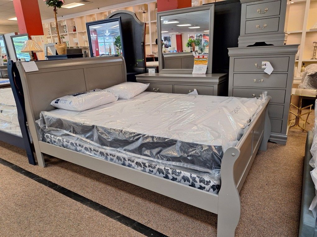 221..... Queen Bed, Dresser And Mirror