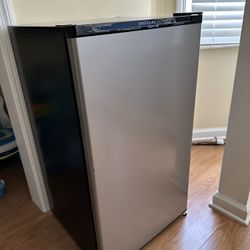 Frigidaire Mini fridge 