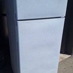 G E, APARTMENT REFRIGERATOR (28"WIDE)